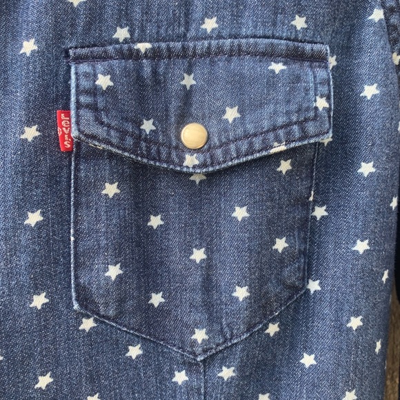 Levi’s Denim + Stars with Pearl Snap Button Down size Medium - Picture 3 of 6